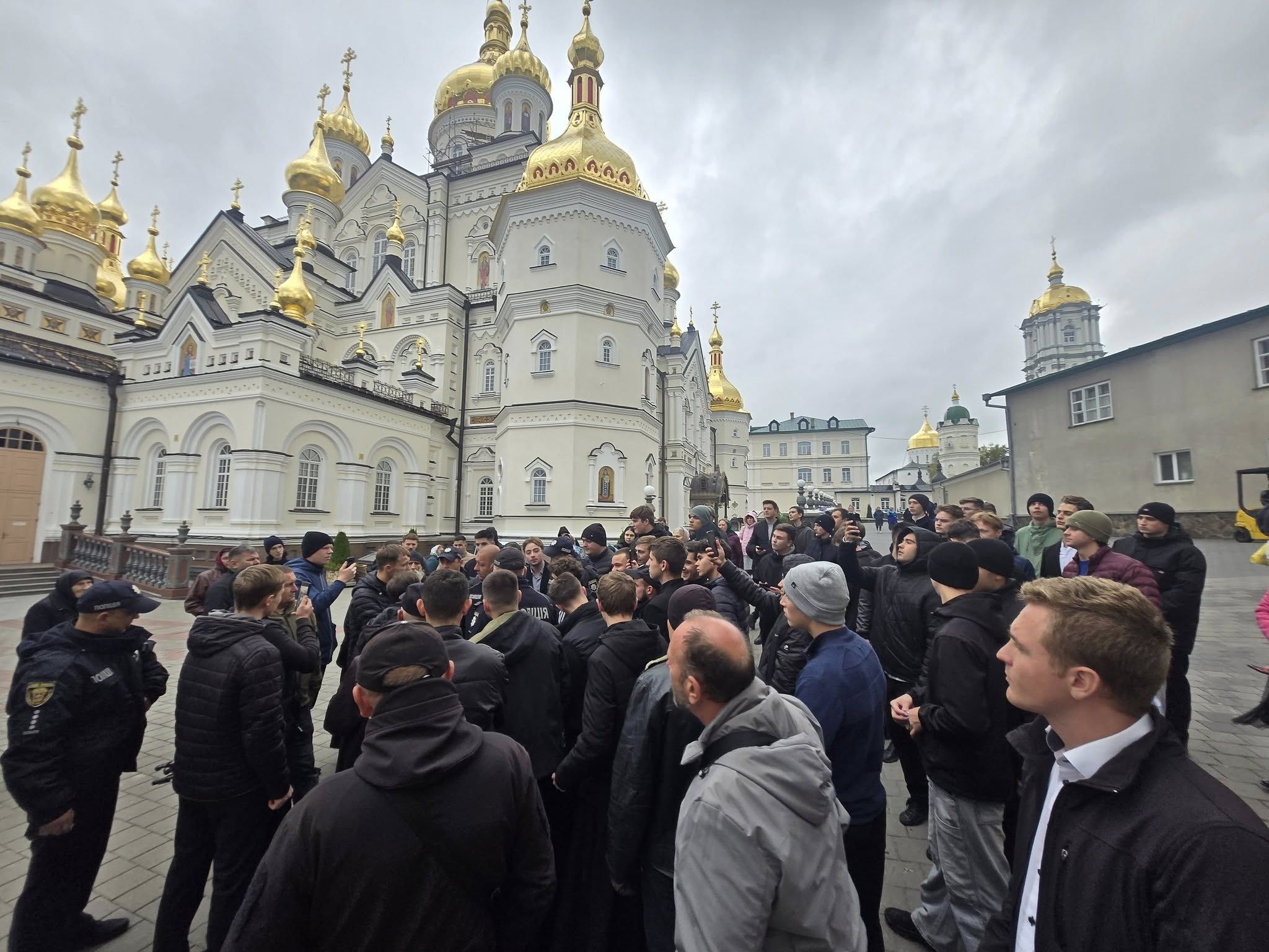 Сутички під час обшуків у Почаївській лаврі: СБУ та поліція розслідують можливе фінансове шахрайство