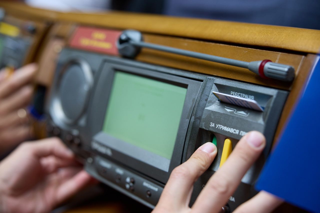 Рада надає критичним підприємствам право на 45 днів бронювати тих, у кого неналежно оформлені облікові документи