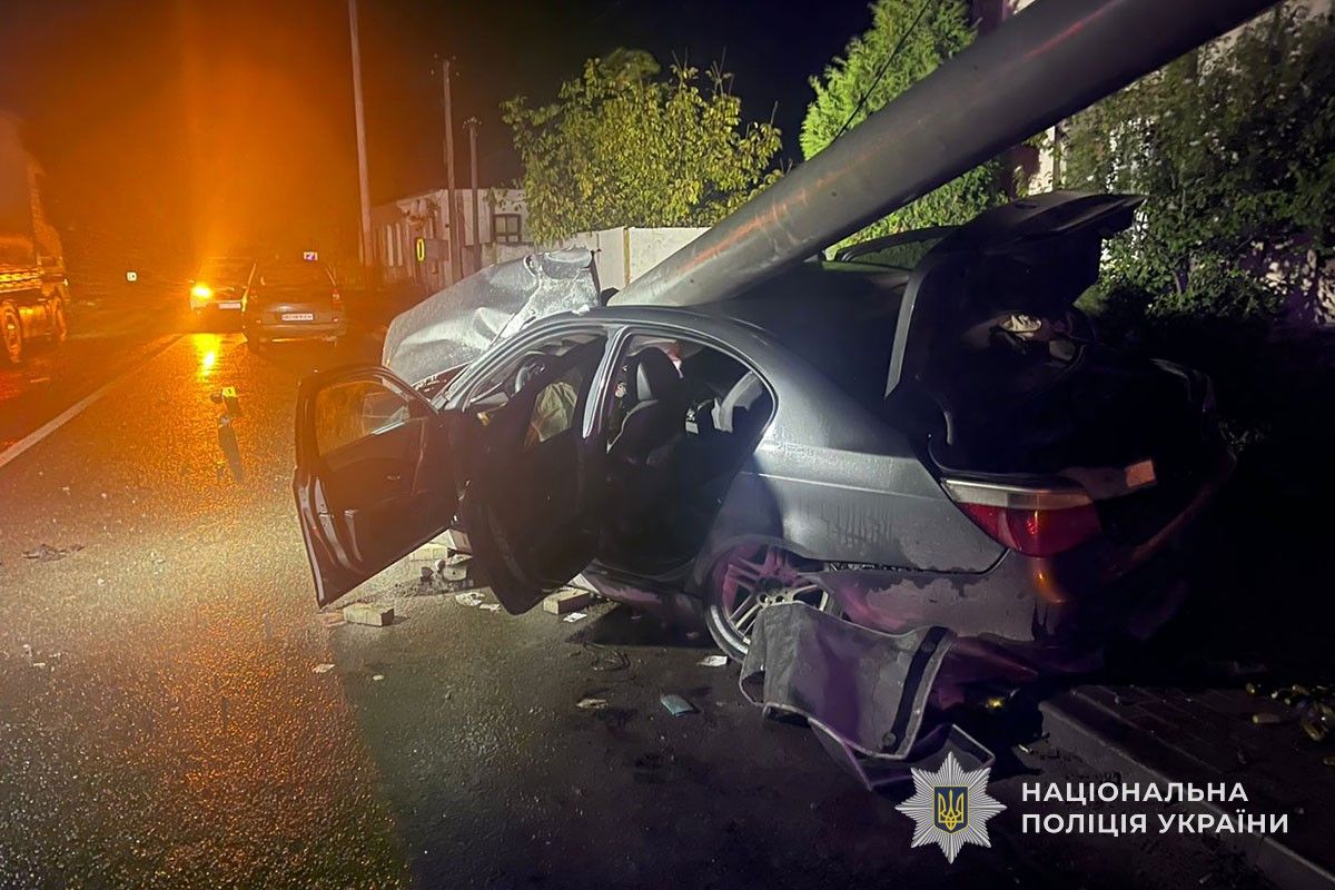 Аварія у Кременці: BMW врізався в стовп. Потерпілих визволяли рятувальники