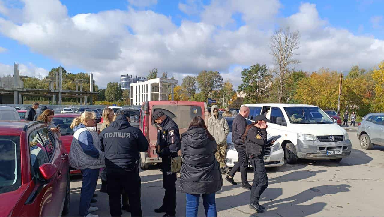 Майже добу особи у військовій формі блокують авто з чоловіком і жінкою біля «Орнави»: репортаж з місця події