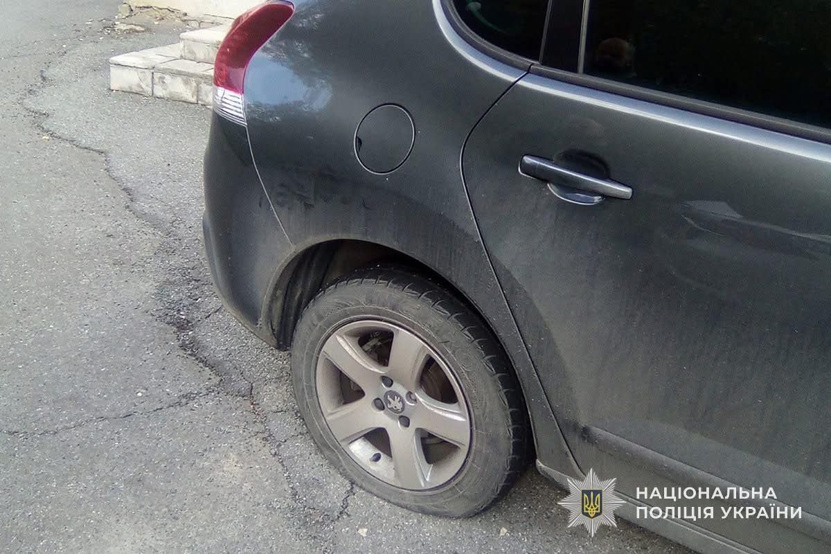 Поліцейські встановили особу, причетну до пошкодження коліс двох автомобілів у Тернополі