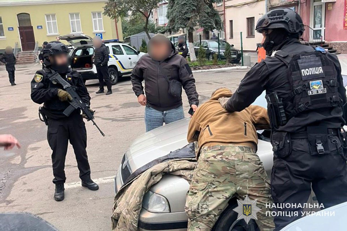 Били і катували навіть діючих військових і ветеранів: деталі затримання людей у формі в Тернополі
