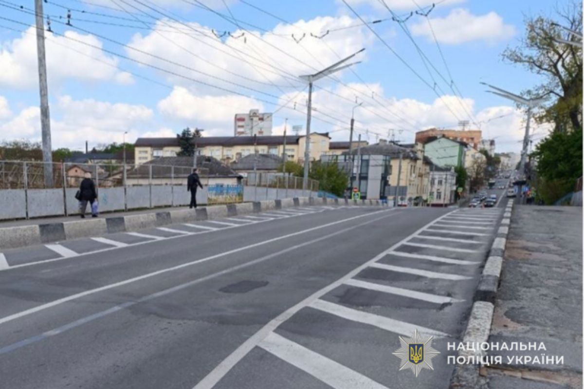 Вибігала на дорогу та вилазила на поручні моста: біля техуніверситету поліцейські рятували жінку