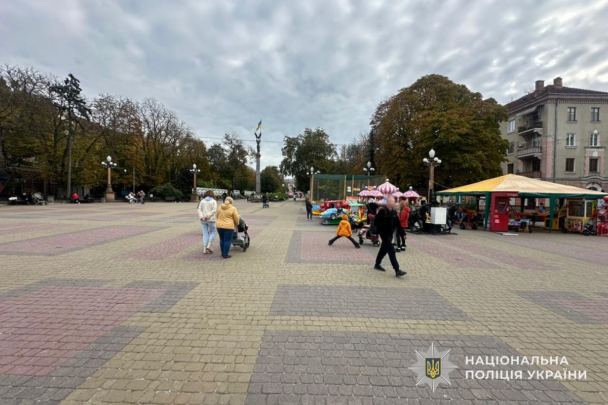 На Театральному майдані самокат збив жінку: водій втік з місця аварії
