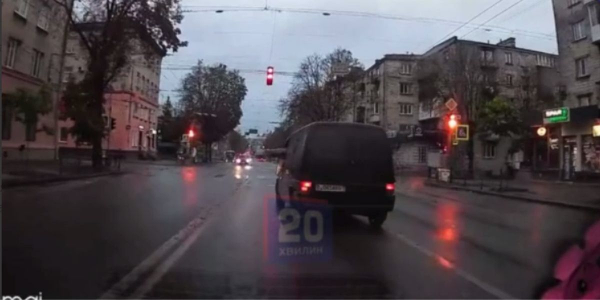 Показав середній палець і поїхав на червоне: поліція не змогла встановити порушника на єврономерах