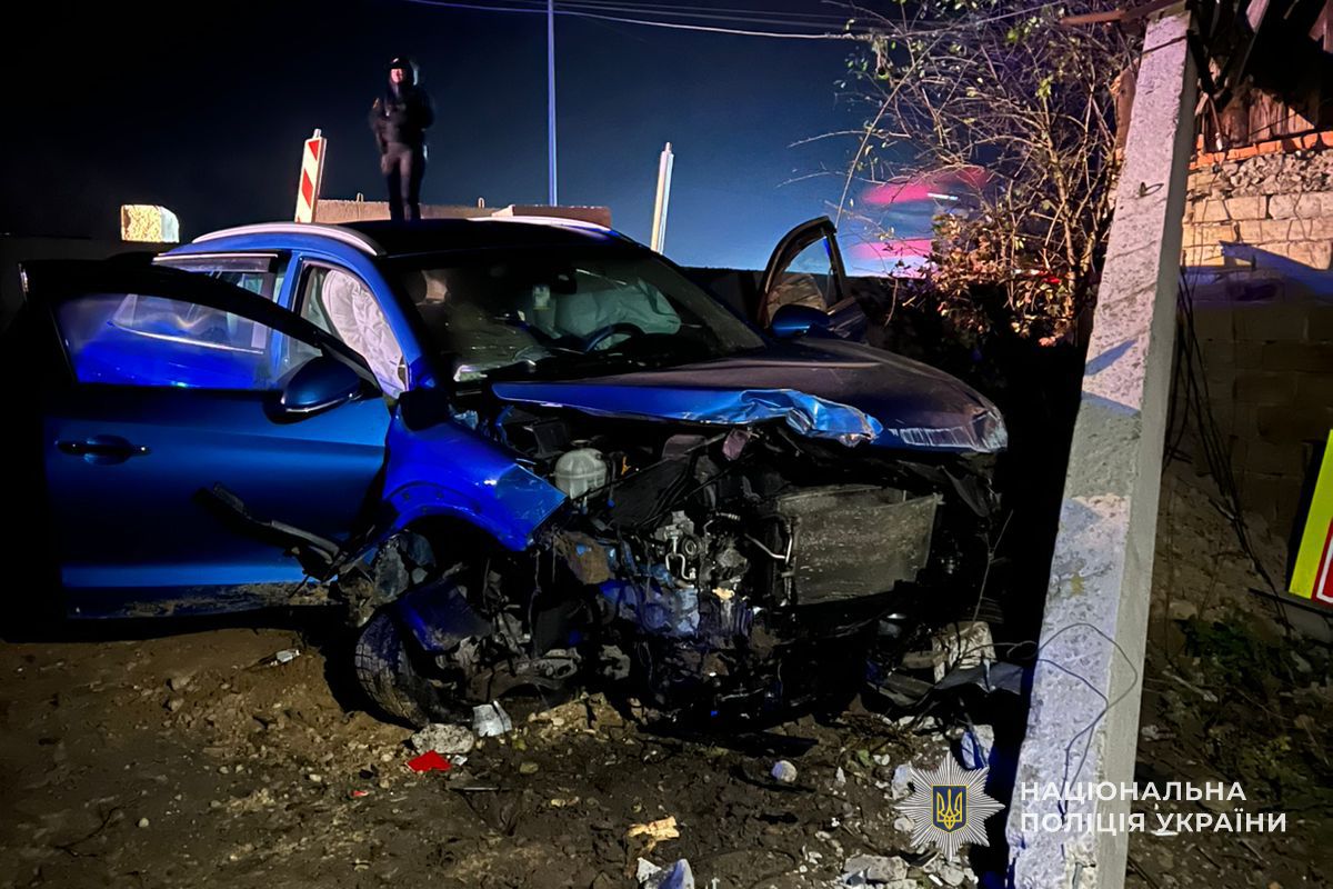 У селі Кровинка водій кросовера влетів у відбійник, а потім врізався в електроопору