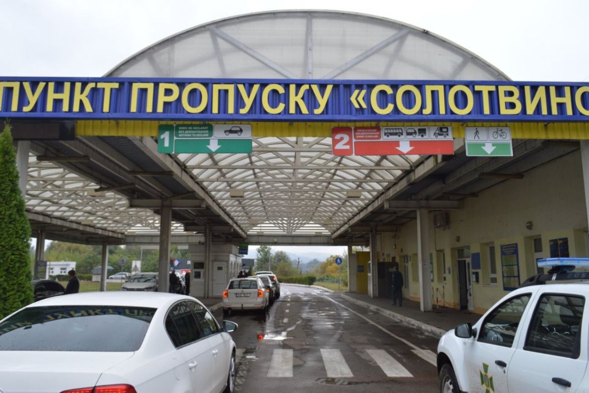 На кордоні з Румунією обмежили рух на понад 30 днів