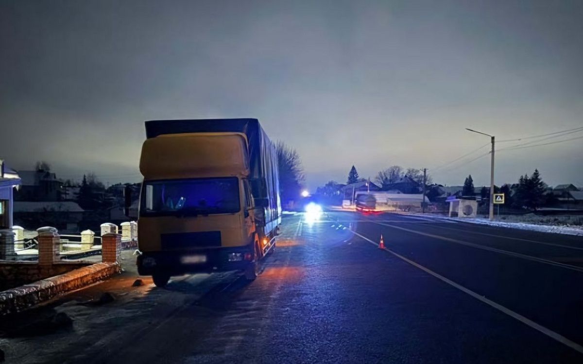 У Смиківцях під колесами вантажівки загинула жінка, а водій відбувся умовним строком