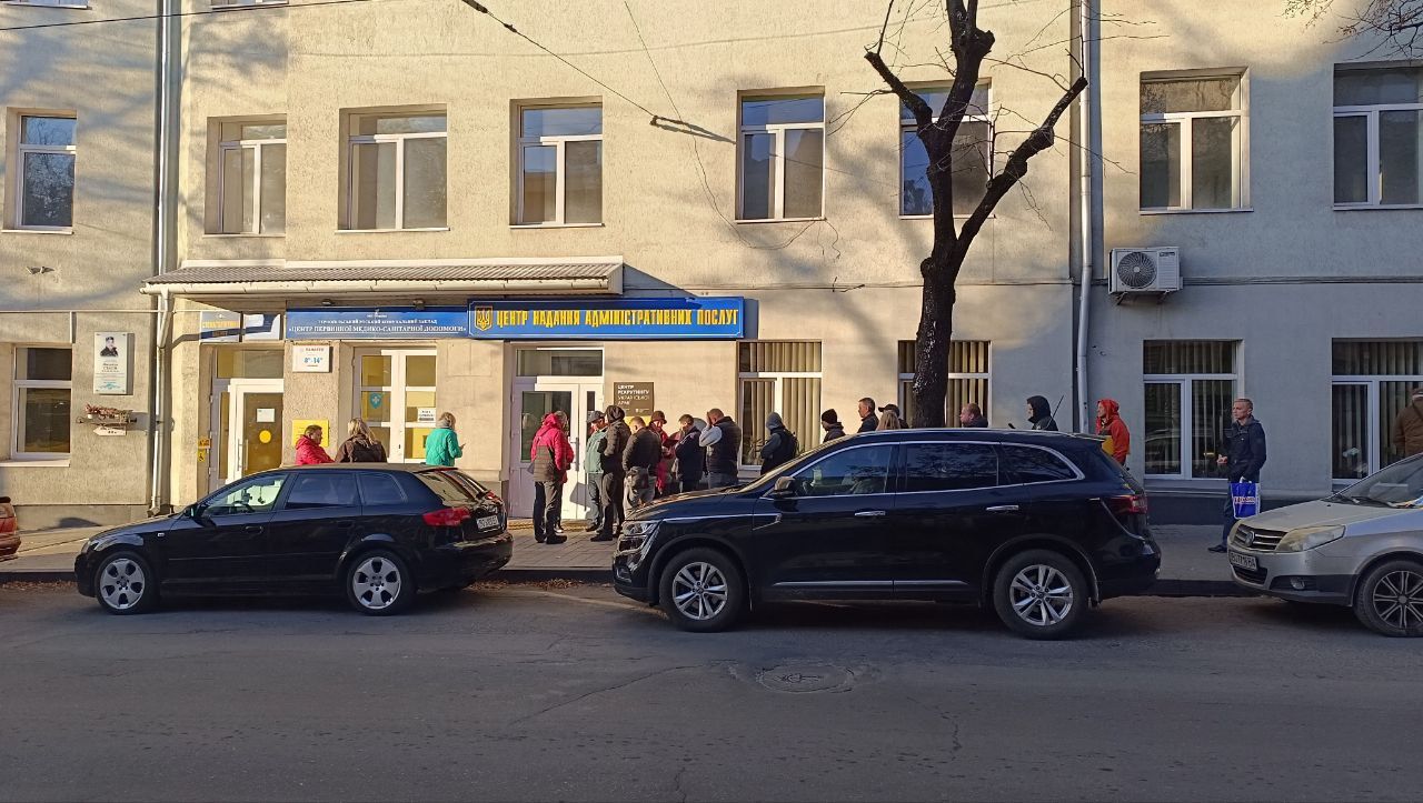 Біля ЦНАПу у Тернополі черга: як подають документи для відстрочки за новими правилами