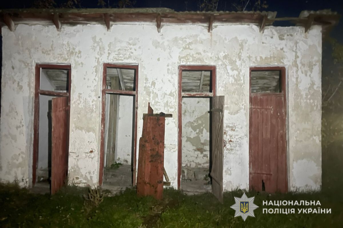 У громадській вбиральні на Шумщині знайшли тіло чоловіка