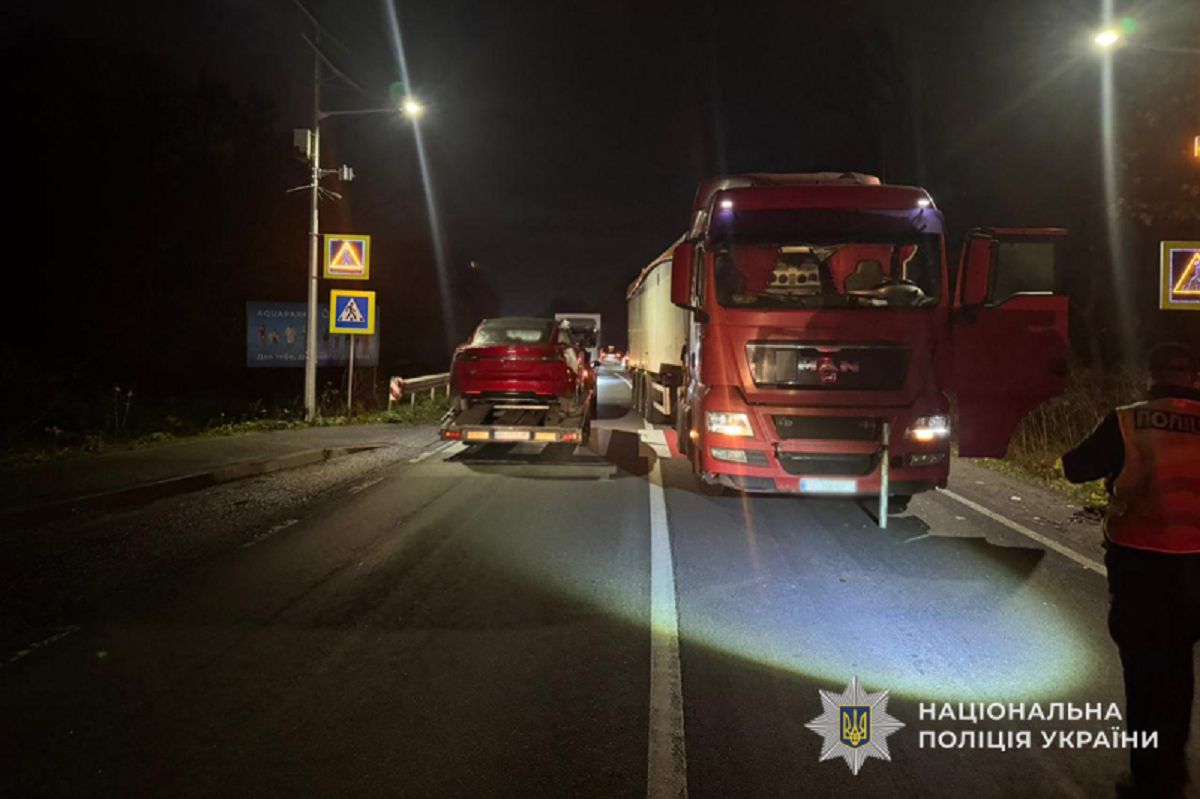 Аварія на дорозі Тернопіль-Львів: збитий вантажівкою 70-річний чоловік помер у лікарні