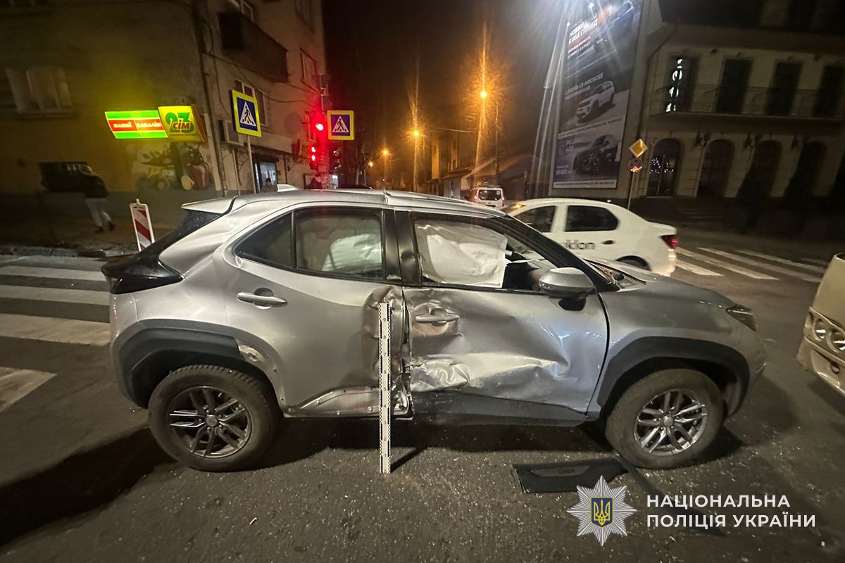 На Бандери водій маршрутки проїхав на червоний сигнал та врізався в легківку. Є постраждалі