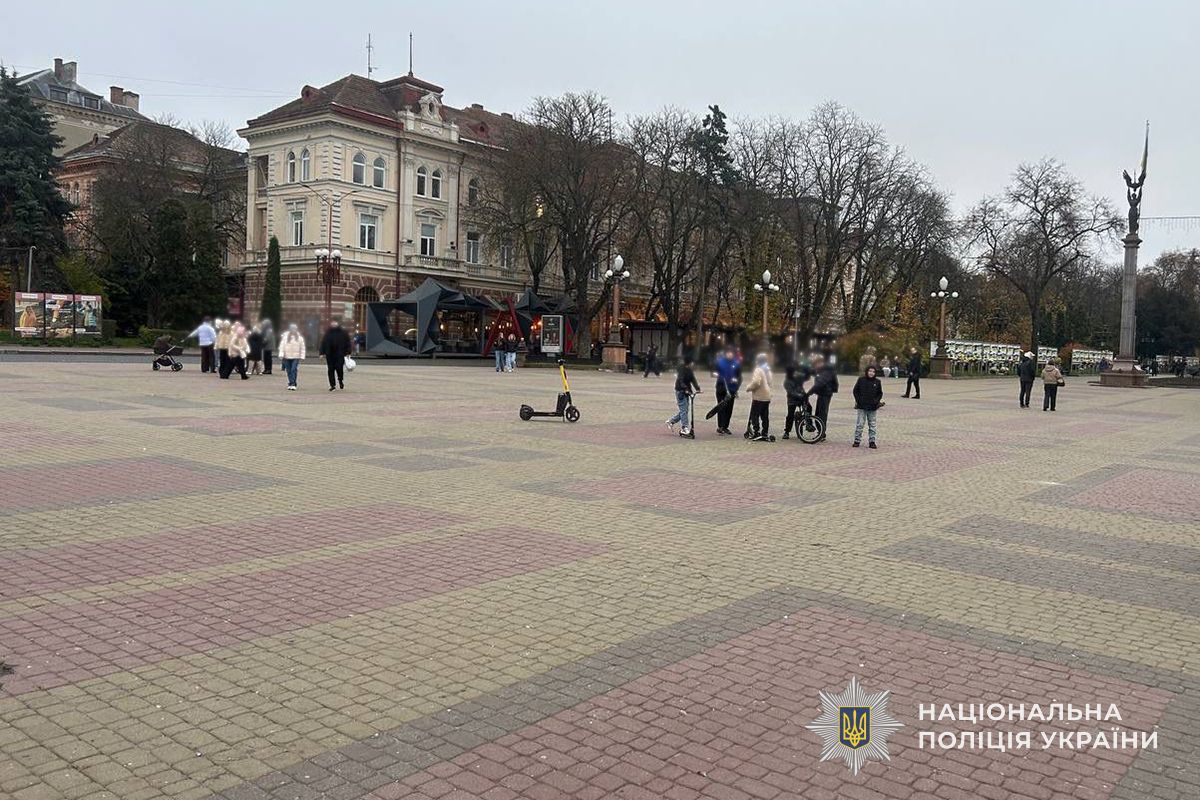 На Тетатралці кермувальник електросамоката збив дівчинку. Його розшукують