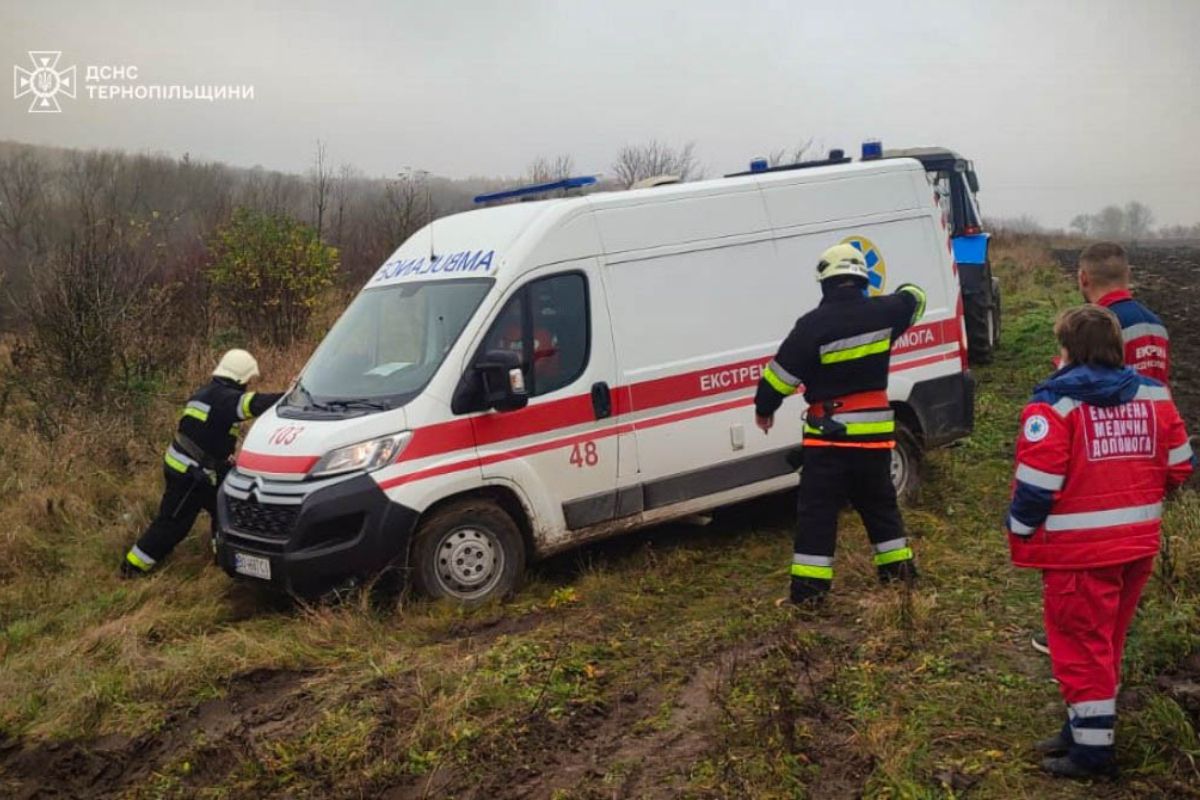 Рятувальники за добу двічі витягували карети швидких, які не могли дістатись до пацієнтів