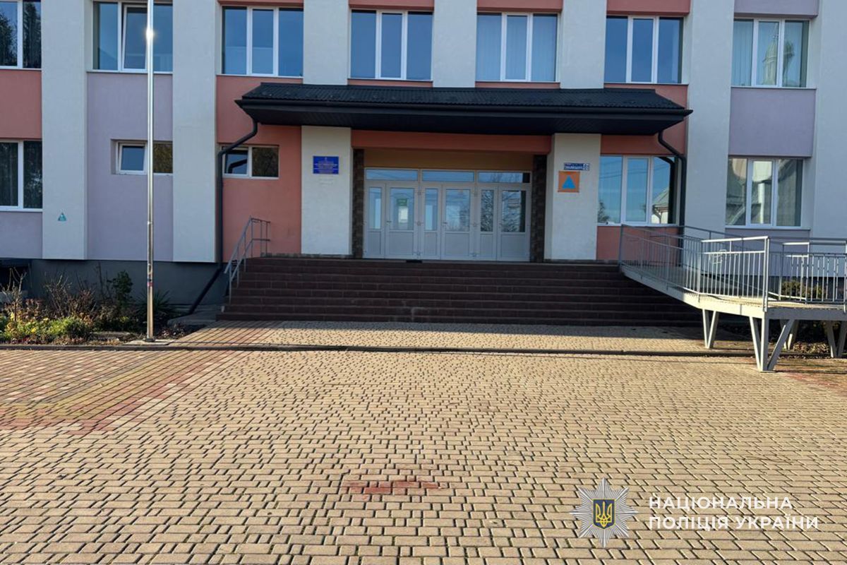 Велосипедист збив дитину на території школи в Байковецькій громаді