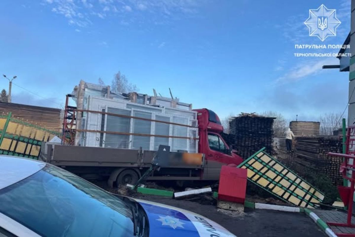 Погана видимість через туман стала причиною ДТП на Львівській