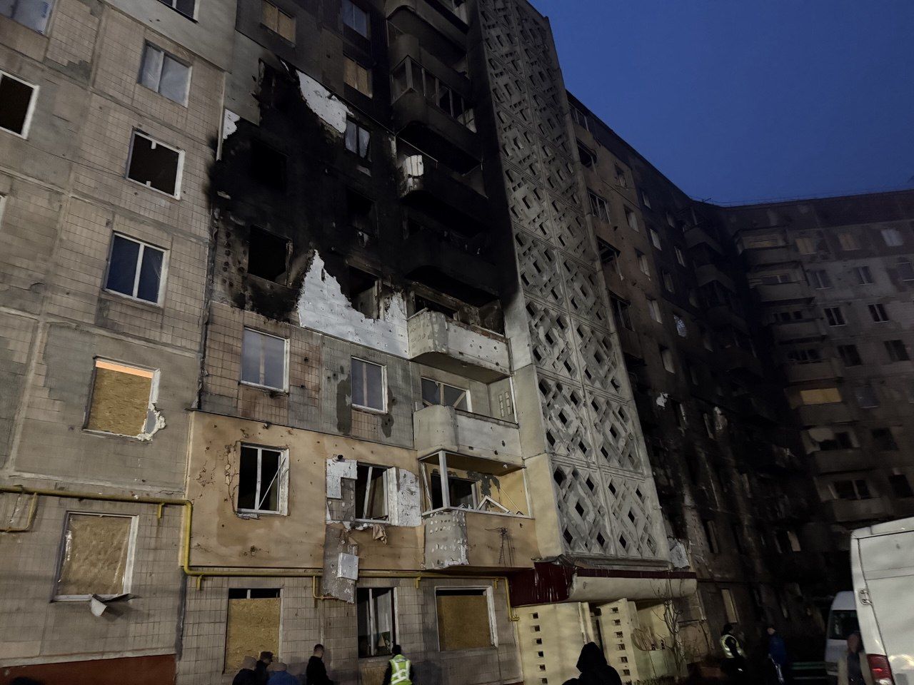 Облив себе водою та кинувся у палаючий будинок рятувати людей: у Тернополі розшукують невідомого героя