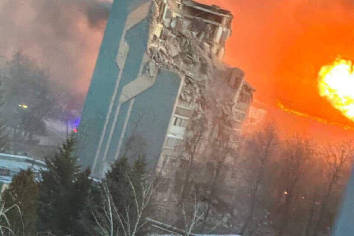 Ворог вдарив ракетами по будинках, щоб служби не могли загасити вогонь на підприємстві: ОВА