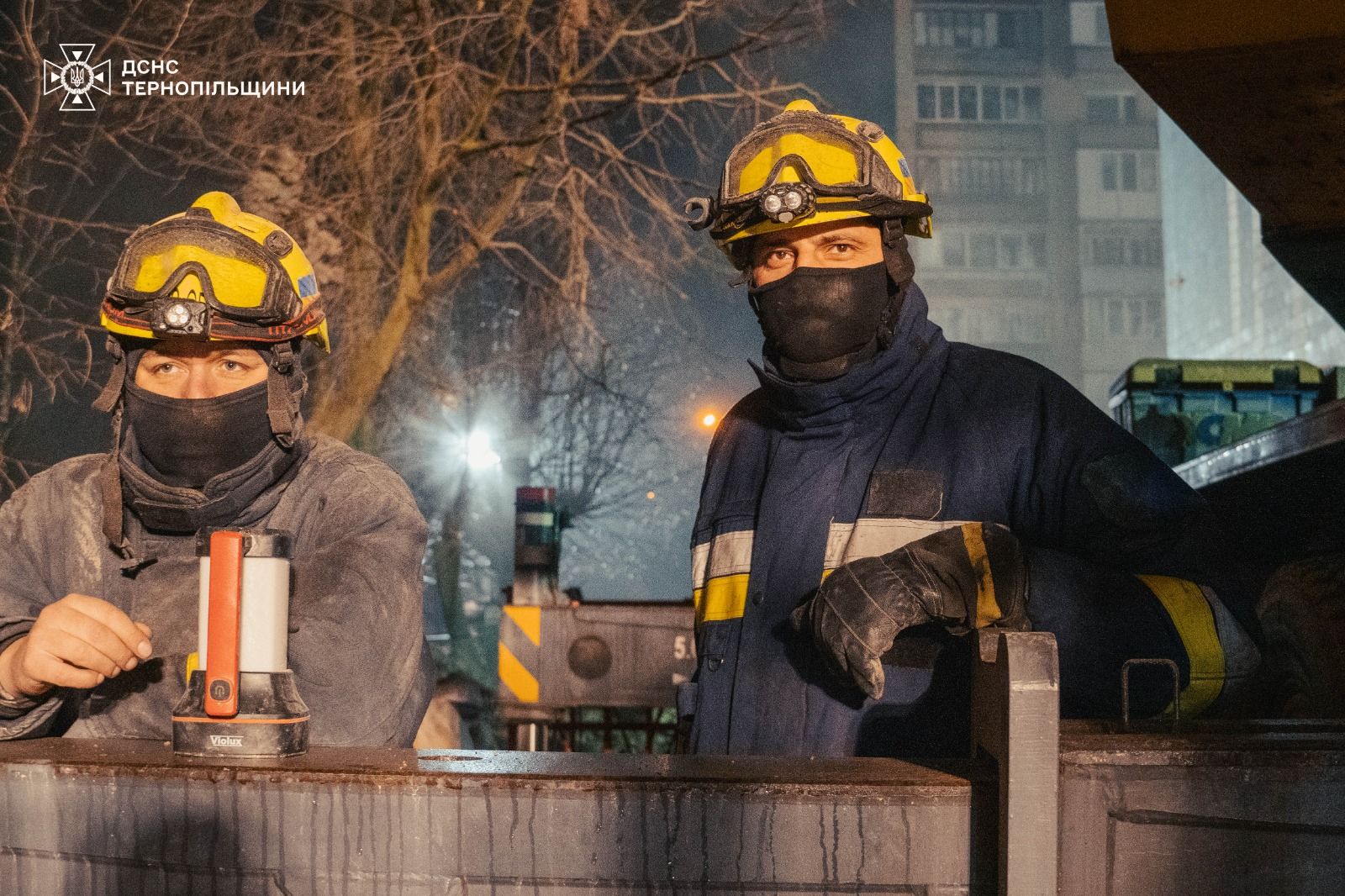 Камінь за каменем, без сну і перепочинку: обличчя рятувальників, які боролися за кожне життя у Тернополі