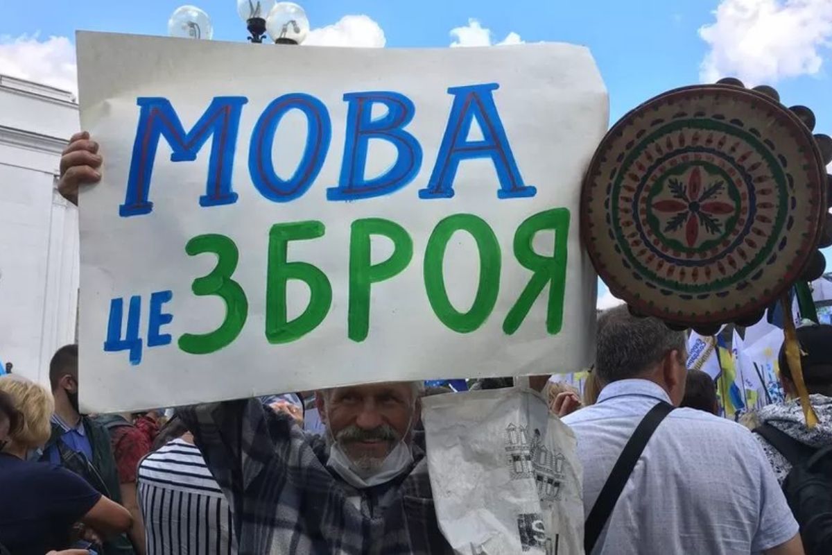 Рада видалила російську зі списку мов, які підлягають захисту в Україні