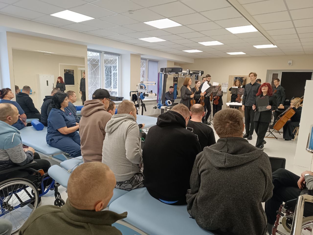 Різдвяні мелодії для героїв: оркестр виступив перед захисниками Тернополя