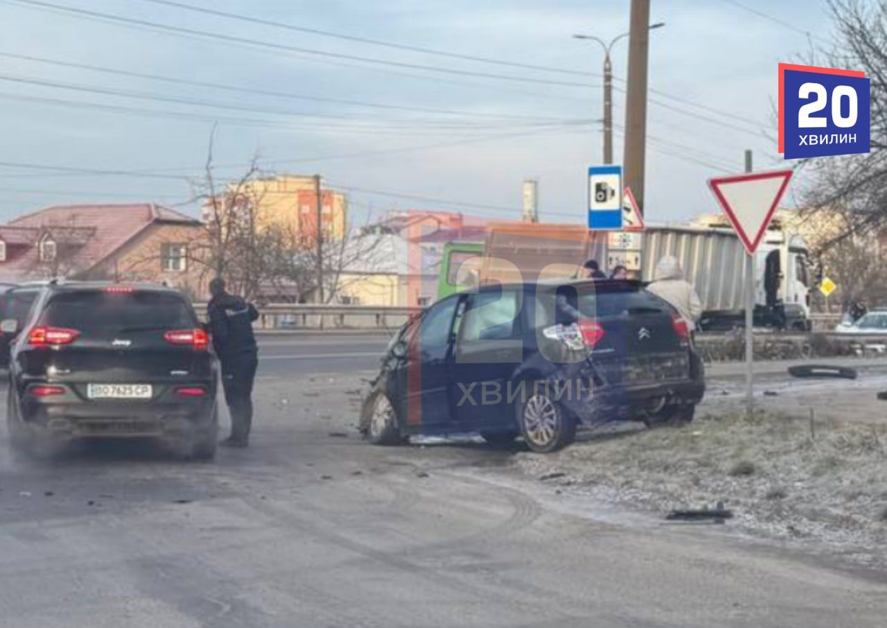 ДТП у Великій Березовиці: зіткнулися легківка та вантажівка