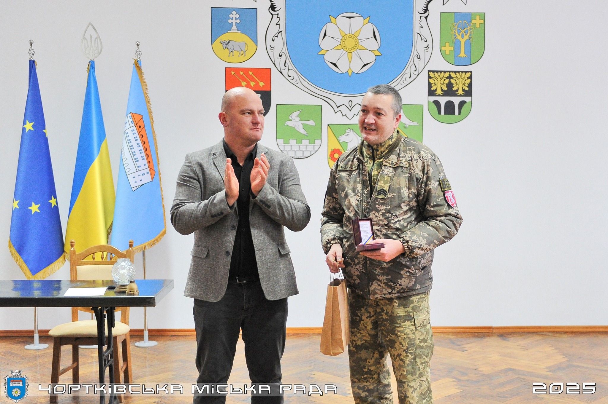За честь та відвагу: Героя з Чорткова Віктора Андрусишина нагородили почесною відзнакою