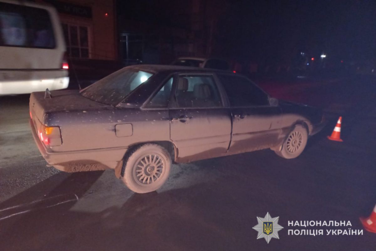 На Тернопільщині водій на Audi збив жінку, яка переходила дорогу в недозволеному місці