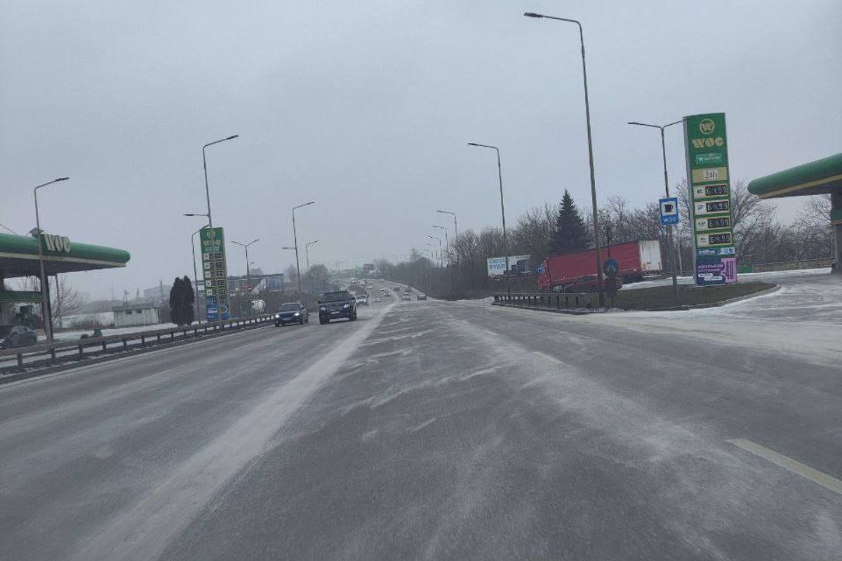 Тернополяни скаржаться на слизькі дороги в місті: чи працює спецтехніка