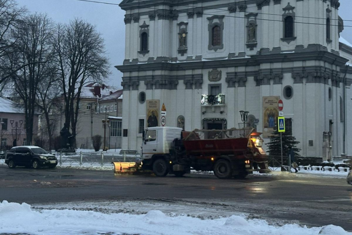 Уночі вулиці розчищали від снігу: скільки техніки працювало