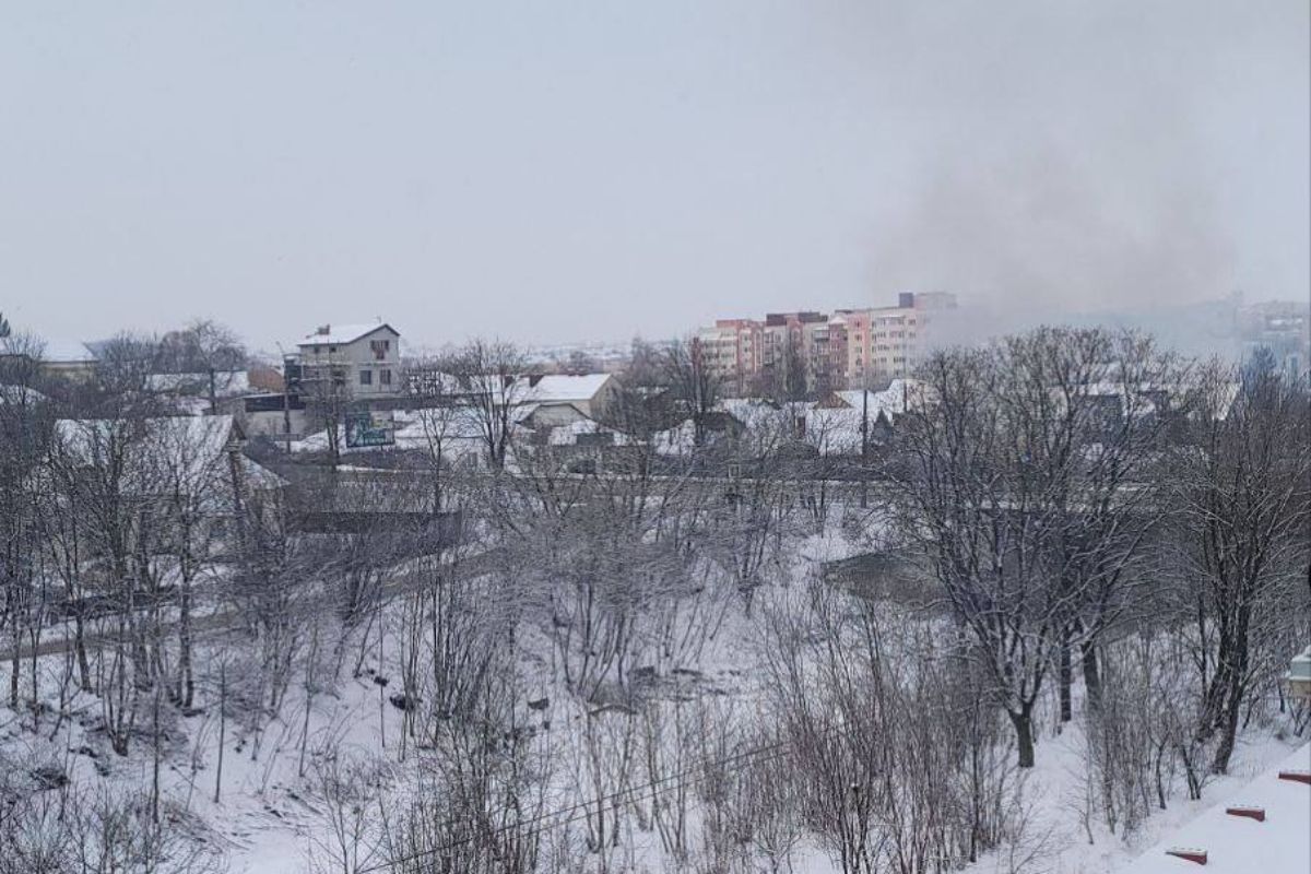 Горить житловий будинок на Микулинецькій