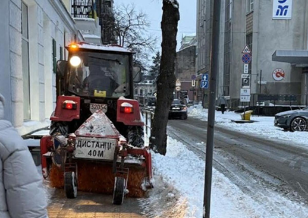 У Тернопільській громаді оголошено «жовтий» рівень небезпеки через негоду: як триває прибирання міста