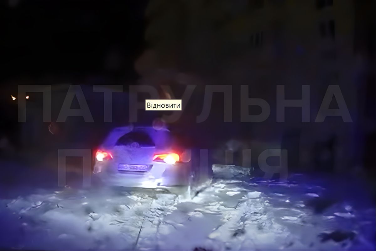 Патрульні витягнули автомобіль, що з'їхав у к'ювет