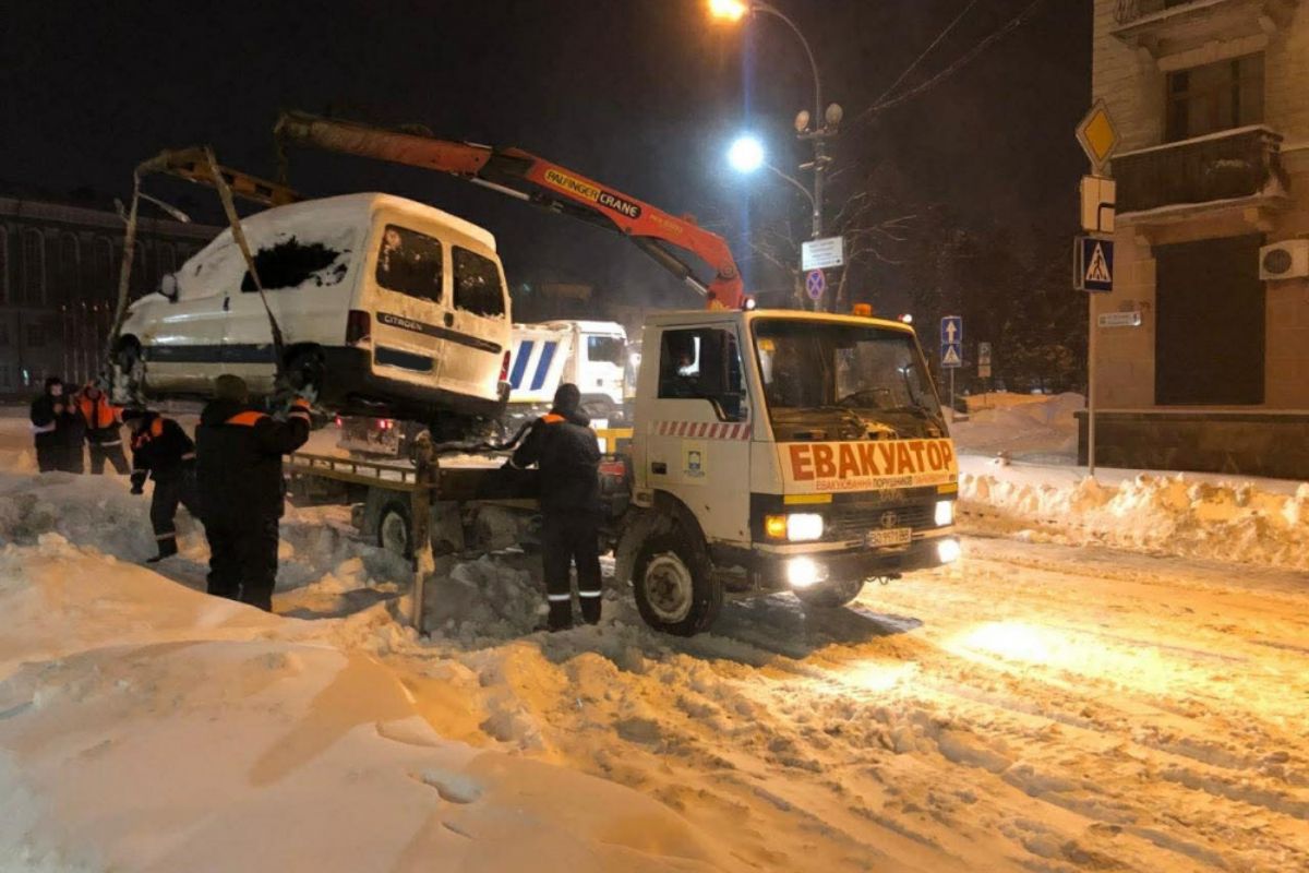 Припарковані автівки, що перешкоджають роботі снігоочисної переміщають евакуатори