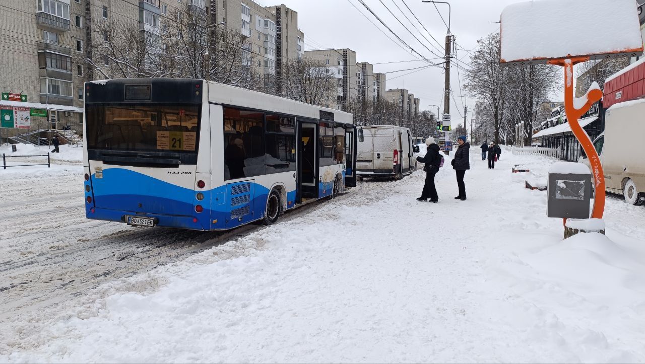 У снігопад весь транспорт у Тернополі виїхав на маршрути, а в області лише 60%