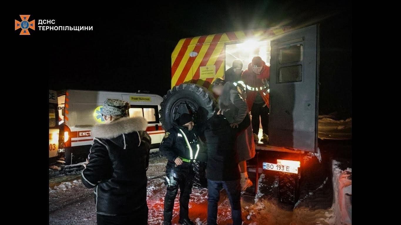 На польовій дорозі біля Бучача із снігових заметів визволяли легківку з породіллею,