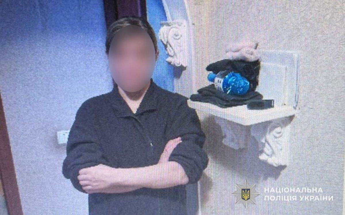 У квартирі на Симоненка мама залишила замкненими чотирьох  — її розшукують