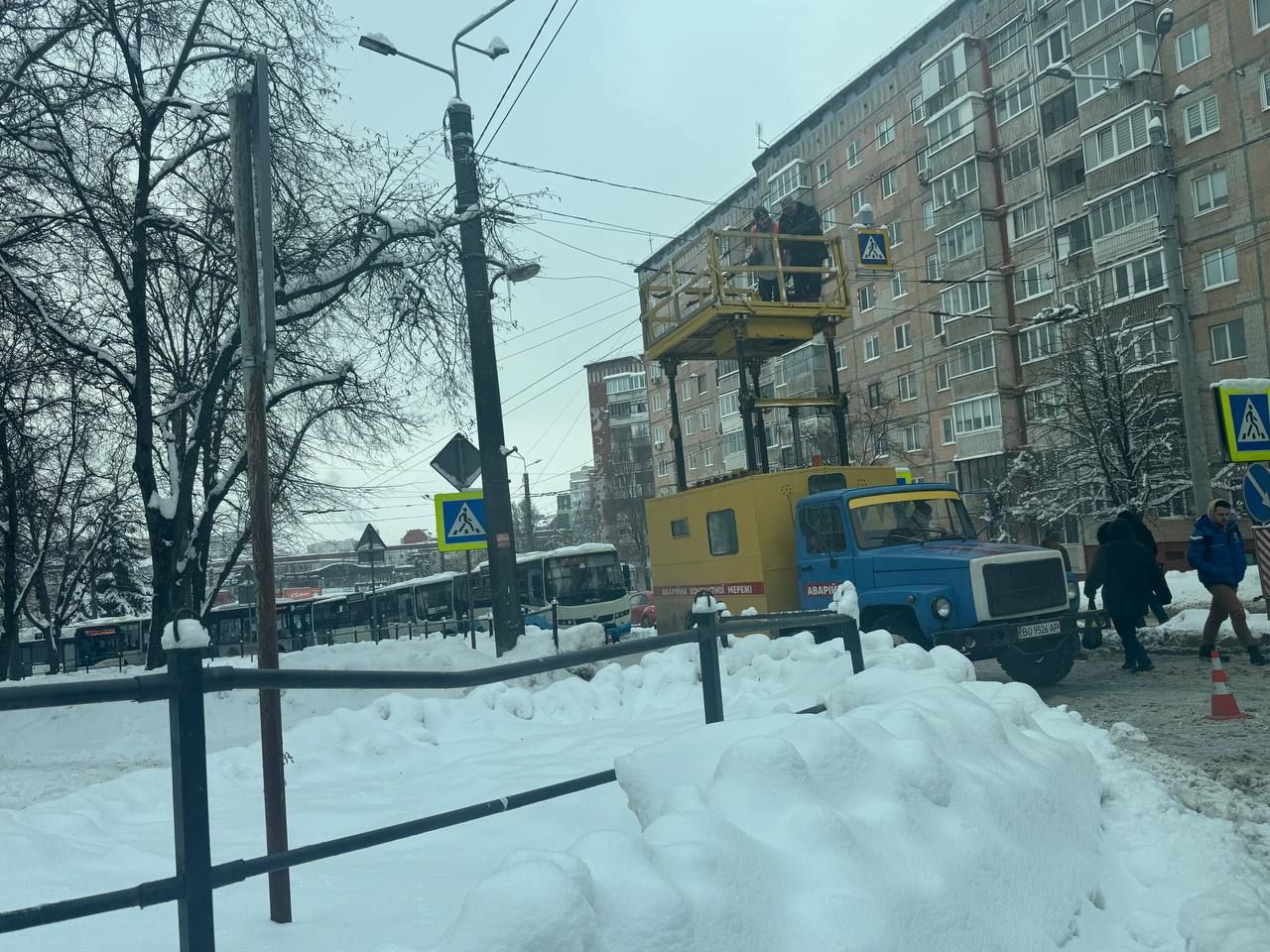 На Тарнавського частково ускладнений рух через обрив тролейбусної мережі