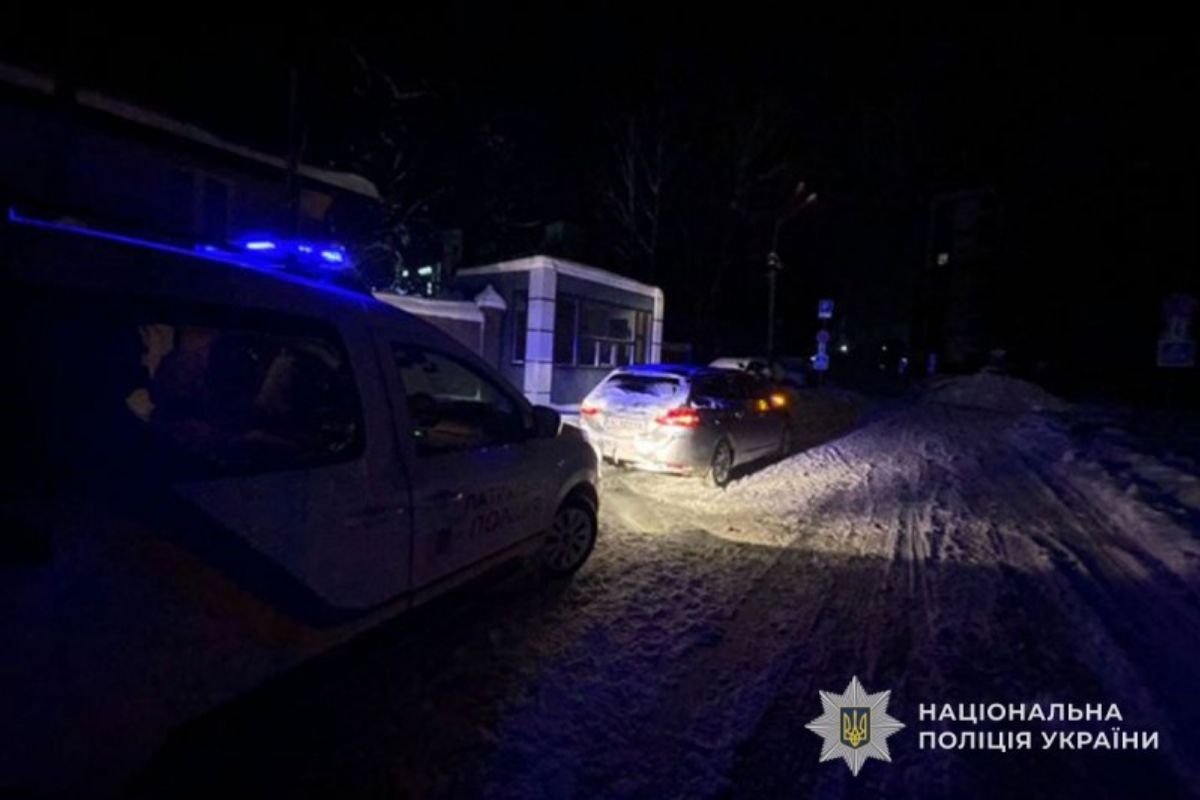 Вночі водій з ознаками сп'яніння пропонував хабар патрульним