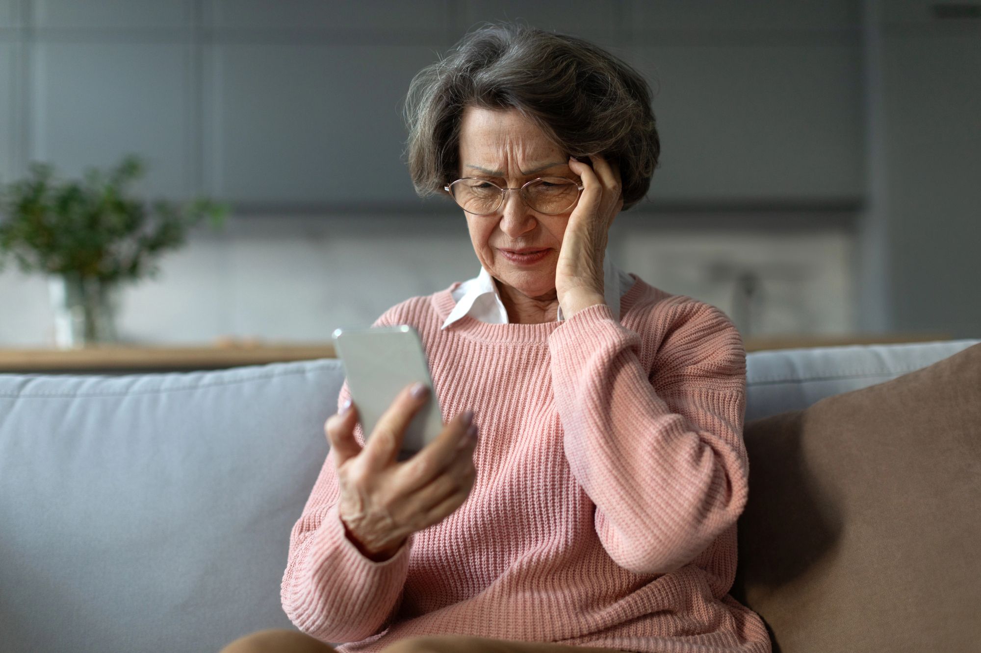 Шахраї виманили у жительки Тернополя 107 тисяч гривень, представившись працівниками поліції