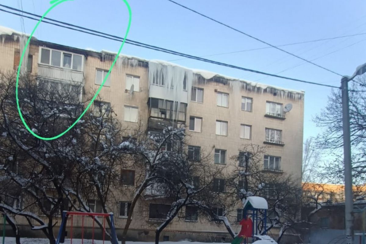 Комунальники поскаржились на тернополянку, через яку не можуть прибрати бурульки з будинку