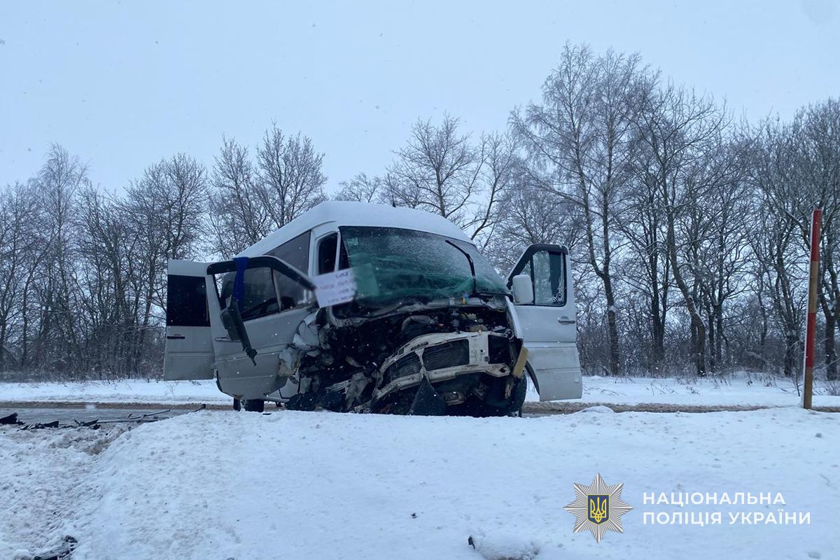 В автобусі перебували 15 людей: деталі аварії неподалік Монастириська