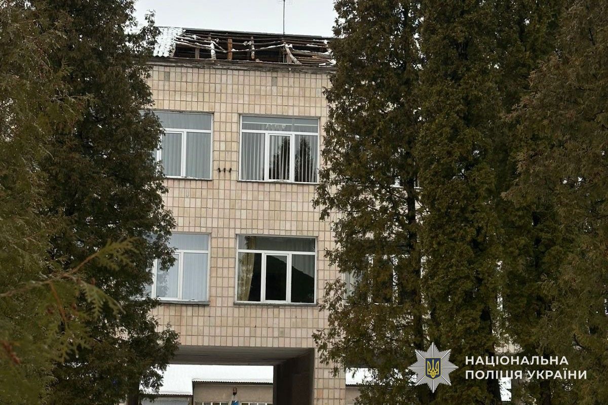 Розвалився  вагою снігу в бережанському ліцеї