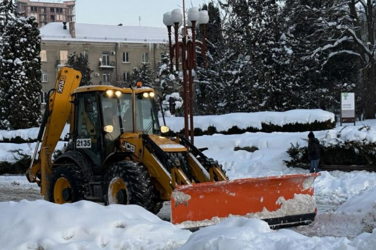 Ожеледиця у Тернополі: дороги розчищали та посипали. А як на вашій вулиці — слизько?