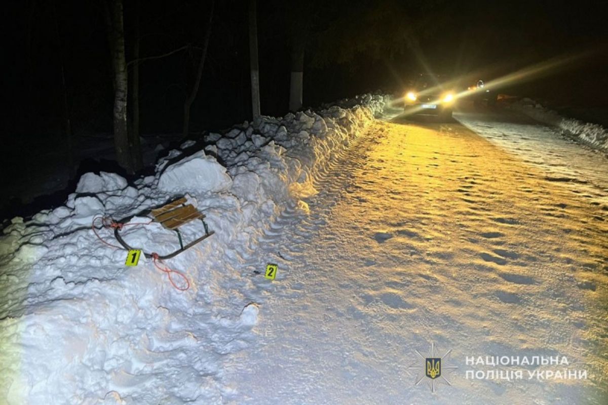 14-річну дівчину, яка стояла на узбіччі збило авто на Кременеччині