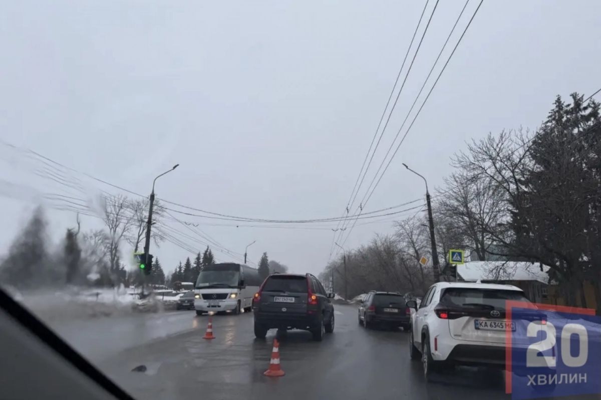 Відео з місця аварії на Микулинецькій: рятували жінку, яка потрапила під колеса авто