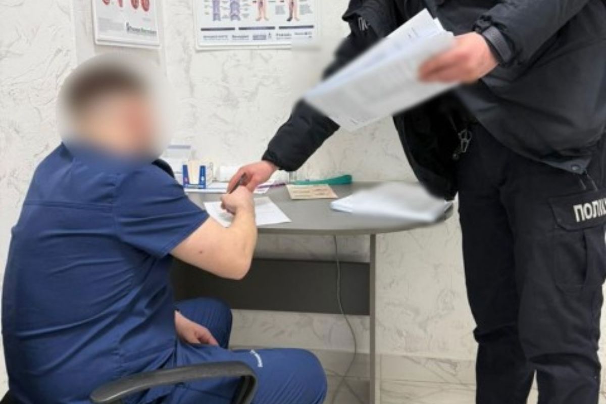 Завідувача відділення однієї з районних лікарень підозрюють у фальсифікації даних про медичні послуги
