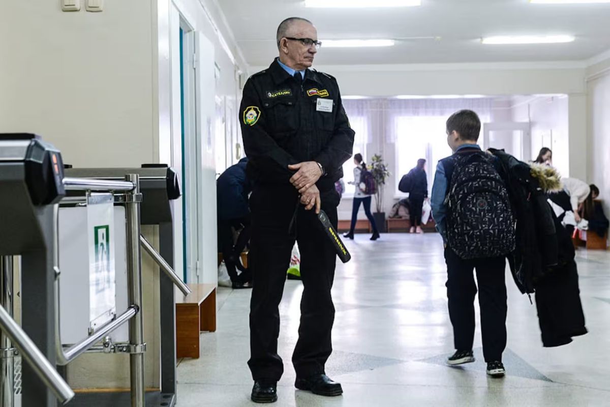 Охоронці, металодетектори та відеоконтроль: в усіх школах запровадять нові заходи безпеки