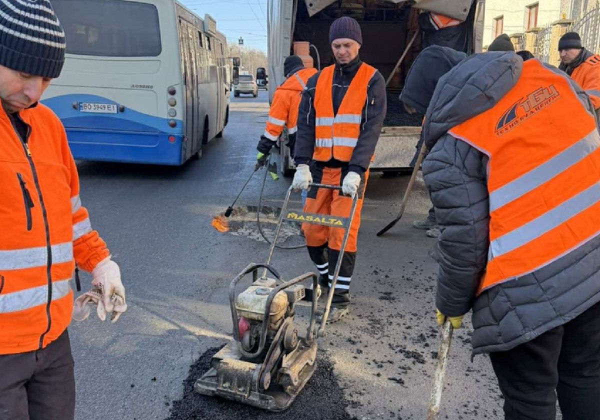 Аварійний ямковий ремонт проведуть ще на десяти вулицях Тернополя