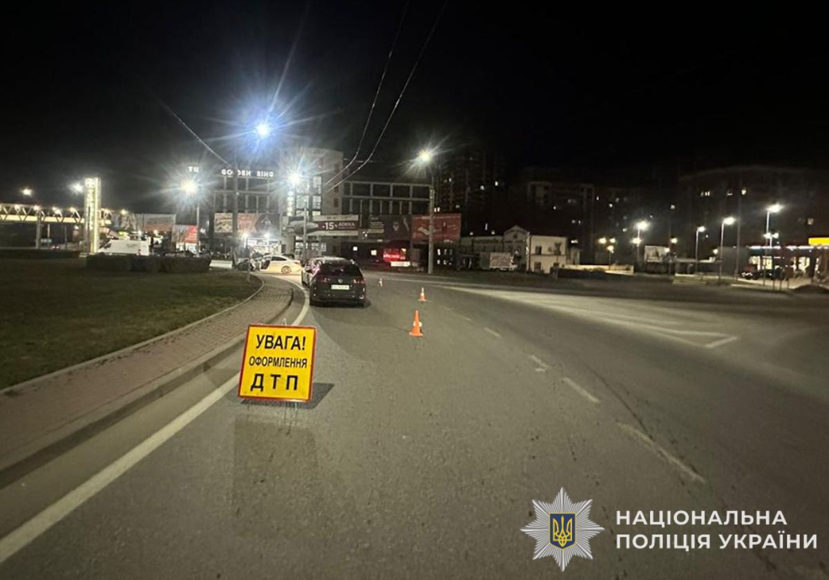 На Східному водій Mazda врізався в електроопору — є постраждалі